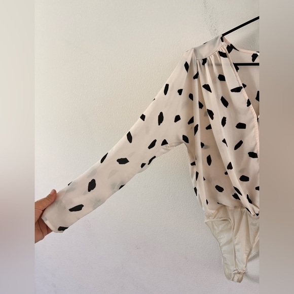 ASTR the Label Ivory Cream Black Spots Long Sleeve Surplice Bodysuit Small - Picture 5 of 16